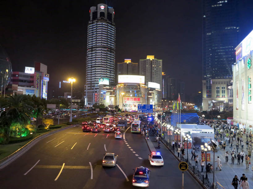 无人,家,高楼大厦,商店,横图,俯视,彩色,室外,夜晚,购物,度假,消费,美景,植物,城市风光,标志建筑,超市,城市,大厦,道路,地标,建筑,路,路灯,摩天大楼,霓虹灯,商场,夜景,公路,汽车,上海,中国,亚洲,阴影,光线,影子,房屋,屋子,景观,公寓,建筑群,灯光,分界线,七彩,停车线,交通,娱乐,光源,建设,洋房,楼房,霓虹,住宅,车,灯,树,树木,绿色,自然,交通工具,轿车,驾驶,行驶,享受,休闲,景色,放松,金融,百货,生长,成长,车行道,车行道分界线,操纵,申,控制,照明设备,载具,标线,驾车,选购,贸易,百货公司,东亚,操控,车行线,徐汇区,东方商厦,上海市,中华人民共和国,沪,华东地区,氖灯,血拼,把持,马路,彩图,高角度拍摄,房子,大楼,高层建筑,高楼,购物商场,购物中心,摩天楼,商业中心,漕溪北路,上实大厦,shslj1,上海第六百货,上海六百