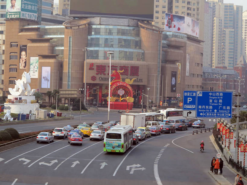 无人,家,高楼大厦,商店,横图,全景,俯视,室外,白天,购物,度假,消费,美景,天际线,植物,城市风光,标志建筑,超市,城市,大厦,道路,地标,建筑,路,摩天大楼,商场,指示牌,公路,汽车,上海,中国,亚洲,标志,路标,文字,字符,房屋,屋子,景观,公寓,建筑群,分界线,停车线,交通,方向,娱乐,标识,建设,洋房,楼房,路牌,箭头,住宅,车,树,树木,绿色,自然,交通工具,轿车,驾驶,行驶,享受,休闲,汉字,景色,放松,金融,百货,生长,成长,车行道,车行道分界线,操纵,申,控制,指向,中文,载具,标线,驾车,选购,贸易,百货公司,东亚,操控,车行线,徐汇区,东方商厦,上海市,中华人民共和国,沪,华东地区,簇,血拼,把持,国文,华文,马路,彩图,高角度拍摄,房子,大楼,高层建筑,高楼,购物商场,购物中心,摩天楼,商业中心,漕溪北路,上实大厦,shslj1