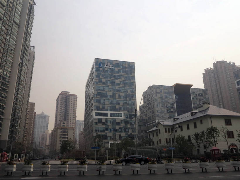 无人,博物馆,家,高楼大厦,栏杆,横图,室外,白天,仰视,度假,美景,植物,城市风光,标志建筑,城市,大厦,道路,地标,建筑,路,摩天大楼,公路,汽车,上海,中国,亚洲,研究,标志,文字,字符,房屋,屋子,景观,公寓,建筑群,围栏,交通,教育,娱乐,标识,建设,洋房,护栏,楼房,住宅,车,树,树木,绿色,天空,自然,交通工具,轿车,天,享受,休闲,汉字,景色,放松,徐家汇,生长,成长,展览,申,欣赏,中文,载具,陈列,东亚,徐汇区,上海市,中华人民共和国,沪,华东地区,国文,华文,典藏,马路,彩图,低角度拍摄,房子,大楼,高层建筑,高楼,摩天楼,shslj1,上海电影博物馆