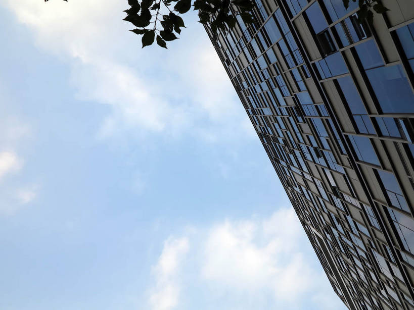 无人,博物馆,高楼大厦,横图,室外,白天,仰视,度假,美景,植物,窗户,落地窗,城市风光,标志建筑,城市,大厦,地标,建筑,摩天大楼,上海,中国,亚洲,一排,许多,阴影,研究,整齐,并列,并排,光线,影子,景观,云,云朵,很多,教育,云彩,娱乐,建设,玻璃窗,树,树木,排列,蓝色,绿色,白云,蓝天,天空,阳光,自然,天,享受,休闲,景色,放松,徐家汇,生长,晴朗,成长,展览,申,队列,欣赏,平行,陈列,玻璃幕墙,东亚,徐汇区,上海市,中华人民共和国,沪,华东地区,典藏,晴空,彩图,低角度拍摄,大楼,高层建筑,高楼,摩天楼,shslj1,上海电影博物馆