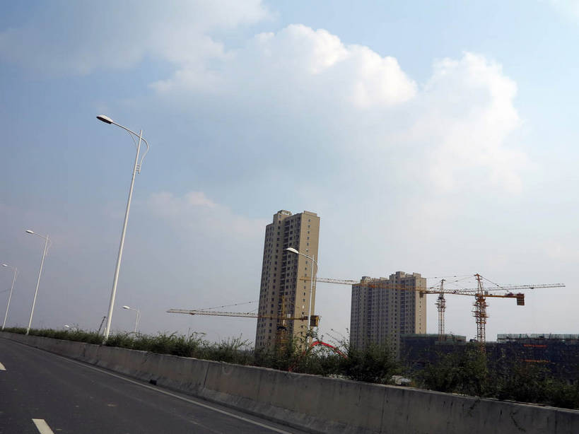 无人,家,横图,室外,白天,仰视,旅游,度假,技术,美景,植物,城市风光,城市,道路,建筑,路,路灯,公路,照明,阴影,光线,影子,房屋,屋子,景观,云,云朵,公寓,灯光,分界线,停车线,交通,云彩,娱乐,设备,建设,洋房,楼房,住宅,灯,树,树木,施工,蓝色,绿色,白云,蓝天,天空,阳光,自然,天,享受,休闲,机械,起重机,景色,放松,生长,晴朗,成长,吊机,车行道,车行道分界线,照亮,工程,照明设备,标线,车行线,晴空,马路,彩图,低角度拍摄,房子,shslj1