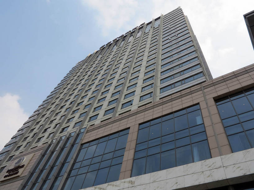 无人,宾馆,高楼大厦,横图,室外,白天,仰视,度假,美景,窗户,落地窗,城市风光,标志建筑,城市,大厦,地标,建筑,酒店,摩天大楼,中国,亚洲,一排,许多,阴影,整齐,并列,并排,光线,英文,标志,文字,影子,字符,字母,景观,云,云朵,很多,云彩,娱乐,标识,建设,江苏,无锡,玻璃窗,排列,蓝色,白云,蓝天,天空,阳光,天,享受,休闲,景色,放松,晴朗,酒家,英文字母,旅社,队列,平行,玻璃幕墙,东亚,江苏省,中华人民共和国,华东地区,苏,无锡市,晴空,彩图,低角度拍摄,大楼,高层建筑,高楼,客店,客栈,旅店,旅馆,摩天楼,商旅,shslj1,无锡希尔顿逸林酒店