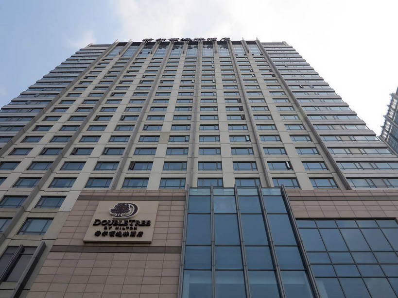 无人,宾馆,高楼大厦,横图,室外,白天,仰视,度假,美景,窗户,落地窗,城市风光,标志建筑,城市,大厦,地标,建筑,酒店,摩天大楼,中国,亚洲,一排,许多,阴影,整齐,并列,并排,光线,英文,标志,文字,影子,字符,字母,景观,云,云朵,很多,云彩,娱乐,标识,建设,江苏,无锡,玻璃窗,排列,蓝色,白云,蓝天,天空,阳光,天,享受,休闲,景色,放松,晴朗,酒家,英文字母,旅社,队列,平行,玻璃幕墙,东亚,江苏省,中华人民共和国,华东地区,苏,无锡市,晴空,彩图,低角度拍摄,大楼,高层建筑,高楼,客店,客栈,旅店,旅馆,摩天楼,商旅,shslj1,无锡希尔顿逸林酒店