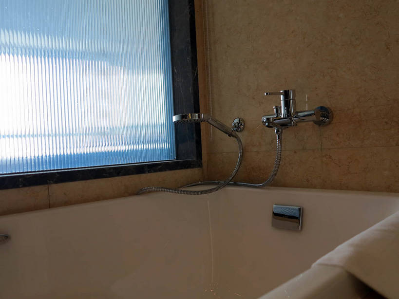 无人,宾馆,横图,室内,白天,正面,度假,美景,窗户,卫生间,浴室,城市风光,城市,酒店,中国,亚洲,水龙头,百叶窗,墙,景观,娱乐,江苏,无锡,开关,墙壁,墙面,花洒,莲蓬头,蓝色,浴缸,打开,享受,休闲,景色,放松,酒家,旅社,阀门,开启,卫浴设备,东亚,喷雾头,江苏省,中华人民共和国,华东地区,苏,无锡市,水咀,水管装置,淋浴房,彩图,冲凉房,沐浴间,沐浴室,客店,客栈,旅店,旅馆,商旅,shslj1,无锡希尔顿逸林酒店