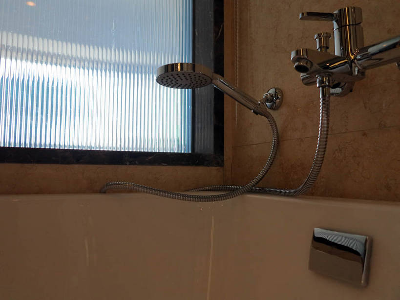 无人,宾馆,横图,室内,白天,正面,度假,美景,窗户,卫生间,浴室,城市风光,城市,酒店,中国,亚洲,水龙头,百叶窗,墙,景观,娱乐,江苏,无锡,开关,墙壁,墙面,花洒,莲蓬头,蓝色,浴缸,打开,享受,休闲,景色,放松,酒家,旅社,阀门,开启,卫浴设备,东亚,喷雾头,江苏省,中华人民共和国,华东地区,苏,无锡市,水咀,水管装置,淋浴房,彩图,冲凉房,沐浴间,沐浴室,客店,客栈,旅店,旅馆,商旅,shslj1,无锡希尔顿逸林酒店