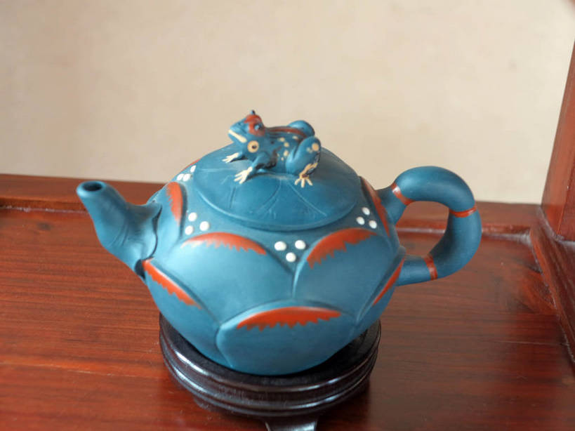 无人,宾馆,横图,俯视,室内,特写,白天,酒店,静物,中国,亚洲,阴影,花纹,装饰,反射,木制,壶,影子,陶瓷,陶瓷制品,置物架,江苏,无锡,架子,水壶,一个,蓝色,茶壶,木制品,容器,单个,酒家,华丽,修饰,旅社,点缀,陈列架,东亚,江苏省,中华人民共和国,华东地区,苏,衬托,美观,雅致,雅观,无锡市,搁架,彩图,高角度拍摄,客店,客栈,旅店,旅馆,商旅,shslj1,无锡希尔顿逸林酒店