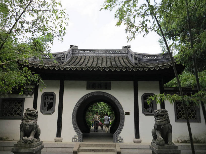 东方人,背部,四个人,走,横图,室外,白天,正面,旅游,度假,纯洁,名胜古迹,标志建筑,地标,建筑,竹子,哺乳动物,野生动物,狮子,雕塑,上海,中国,亚洲,行人,游客,游人,服装,辟邪,遗迹,艺术,装饰,雕刻,雕像,瓦片,墙,竹林,拱门,瓦,拎,注视,休闲装,黄种人,古迹,文化,文物,娱乐,建设,古建筑,石雕,路人,旅客,墙壁,墙面,衣服,白色,天空,动物,工艺品,石狮,天,观察,看,祈祷,享受,休闲,健康,休闲服,旅游胜地,放松,许愿,建造,服饰,观看,纪念,祈求,美术,申,察看,高雅,关注,主题,凶猛,陈列,古文明,东亚,屋瓦,上海市,嘉定区,两座,古猗园,中华人民共和国,沪,华东地区,功能,美学,驱邪,祛邪,避邪,奉献,质朴,正直,守护神,担当,过客,残暴,平安,凶残,男人,男性,年轻男性,亚洲人,竹,步行,散步,走路,彩图,全身,古漪园,南翔,南翔镇,奋进,操守,四君子,岁寒三友,性坚,虚怀,虚心,拎着,善群,卓尔,shslj1