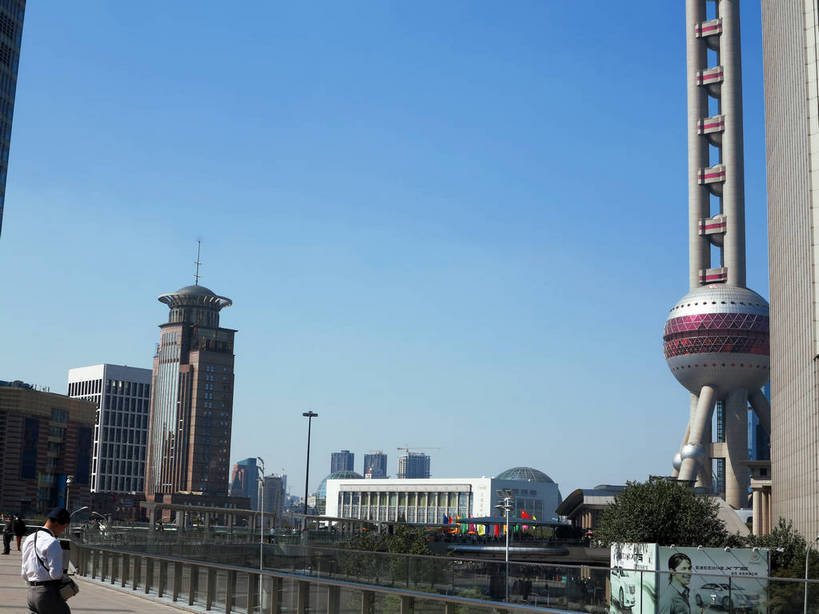 东方人,一个人,高楼大厦,栏杆,站,横图,室外,白天,侧面,度假,美景,城市风光,标志建筑,城市,大厦,地标,建筑,路灯,摩天大楼,旗帜,帽子,照明,上海,中国,亚洲,仅一个男性,仅一个人,阴影,服装,光线,影子,景观,建筑群,围栏,灯光,休闲装,黄种人,娱乐,旗子,建设,运动帽,东方明珠,黄浦江,浦东,护栏,灯,仅一个年轻男性,衣服,蓝色,蓝天,天空,阳光,外滩,天,站着,享受,休闲,休闲服,鸭舌帽,景色,放松,服饰,晴朗,照亮,申,照明设备,电视塔,黄浦区,金融中心,陆家嘴,陆家嘴金融贸易区,浦东新区,东亚,东方明珠广播电视塔,东方明珠电视塔,上海海关大楼,滨江大道,海关大楼,上海国际会议中心,中山东一路,上海市,万里无云,中华人民共和国,沪,华东地区,旌旗,旗号,男人,男性,年轻男性,亚洲人,晴空,晴空万里,站立,半身,彩图,大楼,高层建筑,高楼,摩天楼,黄埔滩,上海外滩,外黄埔滩,东方明珠塔,shslj1