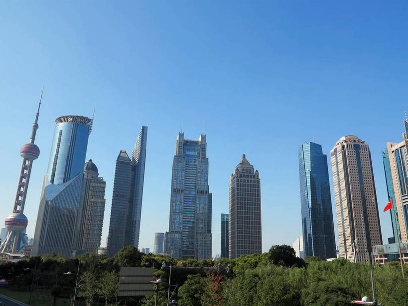 无人,高楼大厦,横图,全景,室外,白天,仰视,度假,美景,树林,天际线,植物,窗户,落地窗,城市风光,标志建筑,城市,大厦,地标,建筑,路灯,摩天大楼,旗帜,国旗,照明,上海,中国,亚洲,一排,许多,阴影,整齐,并列,并排,高大,光线,影子,景观,建筑群,塔,灯光,很多,宏伟,娱乐,建设,东方明珠,浦东,五星红旗,玻璃窗,灯,树,树木,中银大厦,排列,蓝色,绿色,蓝天,天空,阳光,自然,天,享受,休闲,景色,放松,生长,晴朗,成长,照亮,申,照明设备,队列,电视塔,平行,玻璃幕墙,金融中心,陆家嘴,陆家嘴金融贸易区,浦东新区,中国国旗,东亚,东方明珠广播电视塔,东方明珠电视塔,上海市,万里无云,中华人民共和国,沪,华东地区,交银金融大厦,时代金融中心,高峻,嵬峨,旗,晴空,晴空万里,彩图,低角度拍摄,大楼,高层建筑,高楼,摩天楼,红地五星旗,中华人民共和国国旗,东方明珠塔,恒生银行大厦,上海银行大厦,上海中银大厦,shslj1,黄金置地大厦