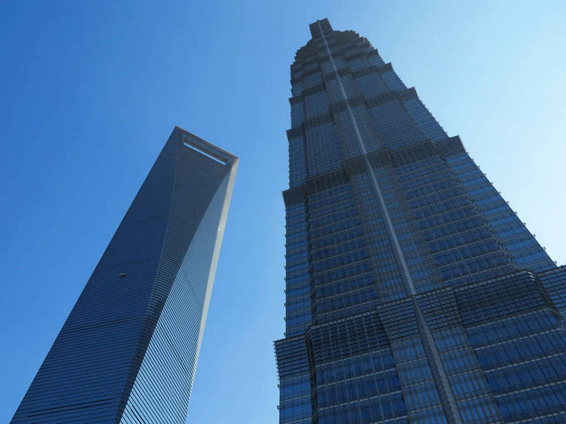 无人,高楼大厦,横图,室外,特写,白天,仰视,旅游,度假,窗户,落地窗,标志建筑,大厦,地标,建筑,摩天大楼,上海,中国,亚洲,一排,许多,阴影,整齐,并列,并排,光线,影子,很多,娱乐,建设,金茂大厦,浦东,玻璃窗,排列,蓝色,蓝天,天空,阳光,天,享受,休闲,旅游胜地,放松,环球金融中心,晴朗,申,队列,平行,玻璃幕墙,金融中心,陆家嘴,陆家嘴金融贸易区,浦东新区,上海环球金融中心,东亚,上海市,万里无云,两幢,中华人民共和国,沪,华东地区,金茂大楼,环球金融中心大厦,晴空,晴空万里,彩图,低角度拍摄,大楼,高层建筑,高楼,摩天楼,shslj1
