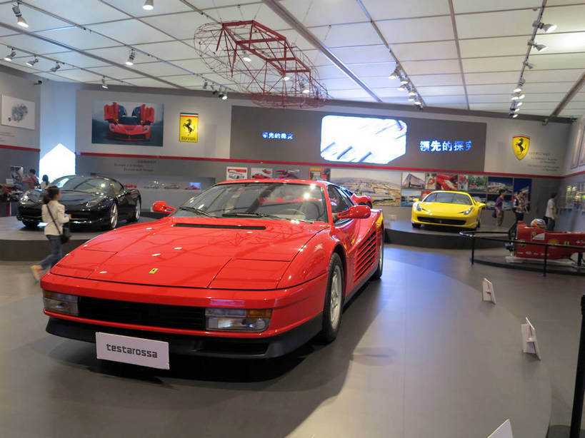 东方人,背部,博物馆,走,横图,室内,白天,正面,旅游,度假,显示器,标志建筑,地标,建筑,汽车,照明,上海,中国,亚洲,行人,游客,游人,停靠,阴影,服装,研究,光线,屏幕,影子,墙,灯光,跑车,许多人,教育,注视,休闲装,黄种人,娱乐,显示屏,建设,顶灯,路人,旅客,墙壁,墙面,车,灯,衣服,黄色,红色,灯具,交通工具,观察,看,一群人,享受,休闲,休闲服,上海世博馆,世博馆,上海世博会,世博,世博会,旅游胜地,放松,服饰,观看,展览,照亮,申,察看,照明设备,关注,停泊,欣赏,载具,陈列,输出设备,东亚,世博园,意大利馆,法拉利,上海市,中华人民共和国,沪,华东地区,典藏,过客,男人,男性,年轻男性,年轻女性,女人,女性,亚洲人,步行,散步,走路,彩图,全身,意大利国家馆,shslj1