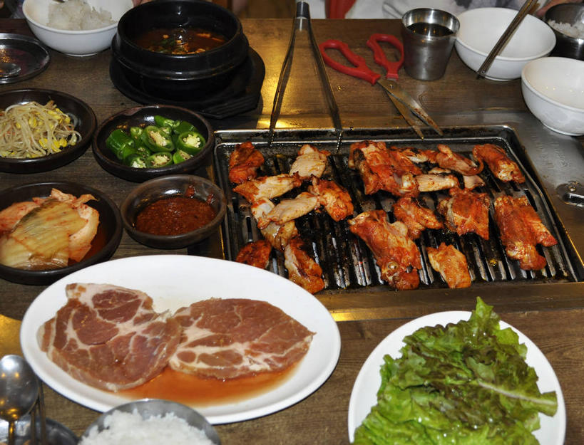 无人,横图,俯视,室内,特写,白天,烹饪,烧烤,筷子,桌面,桌子,辣椒,蔬菜,餐具,许多,修剪,阴影,新鲜,反射,木制,碟子,工具,剪刀,盘,影子,勺子,陶瓷,木桌,豆芽,生菜,莴苣,鸡肉,肉,牛肉,料理,食品,烤架,陶瓷制品,烤肉,很多,韩式,文化,传统,菜肴,美食,肉类,食物,盘子,木制品,容器,调羹,碟,汤匙,碗,铁架,佳肴,有机食品,绿色食品,储藏,裁剪,礼节,剪子,剪裁,切割,储存,鸡排,韩国料理,礼仪,豆芽菜,肉食,韩国菜,韩式料理,辣角,红海椒,大椒,辣虎,广椒,芽苗菜,春菜,鹅仔菜,莴仔菜,千金菜,叶用莴苣,进餐用具,辣子,红辣椒,海椒,番椒,彩图,高角度拍摄,木桌子,贮存,shslj1,春川鸡排