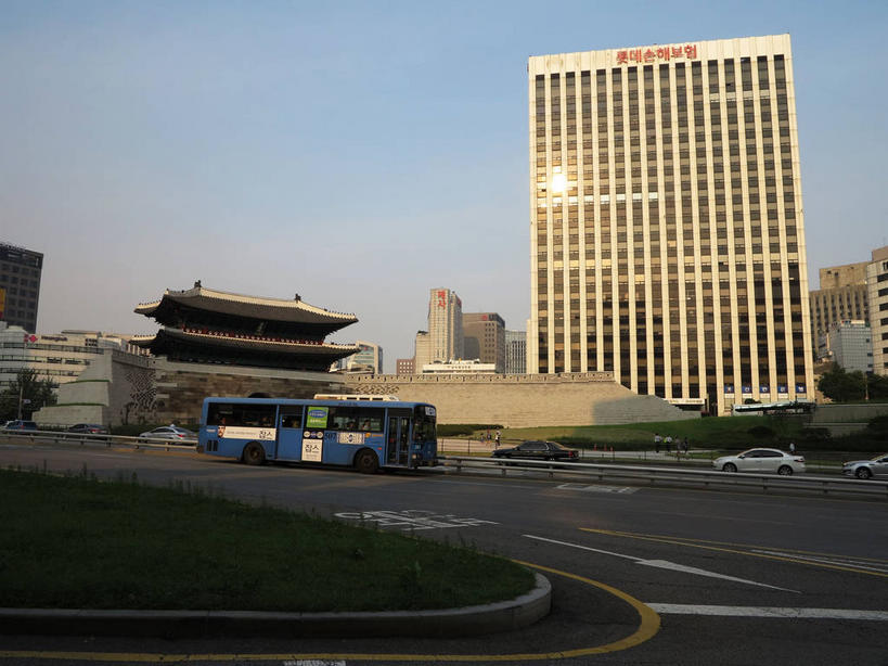 无人,高楼大厦,横图,室外,白天,正面,旅游,度假,美景,名胜古迹,山,山脉,植物,城市风光,标志建筑,城市,大厦,道路,地标,建筑,路,路灯,摩天大楼,公路,公共汽车,汽车,照明,首尔,汉城,韩国,亚洲,阴影,遗迹,光线,英文,标志,文字,影子,字符,字母,墙,景观,山峰,灯光,分界线,巴士,停车线,公交车,交通,山峦,首都,古迹,文物,娱乐,标识,建设,城墙,古建筑,墙壁,墙面,车,灯,树,树木,蓝色,绿色,蓝天,天空,阳光,自然,交通工具,轿车,群山,天,驾驶,行驶,享受,休闲,旅游胜地,景色,放松,生长,晴朗,成长,英文字母,车行道,车行道分界线,操纵,坚硬,照亮,控制,照明设备,载具,标线,防御,驾车,古文明,东亚,操控,车行线,万里无云,把持,大韩民国,首尔市,首尔特别市,特别市,崇礼门,坚固,南大门,晴空,晴空万里,马路,彩图,大楼,高层建筑,高楼,摩天楼,明洞,中区,shslj1
