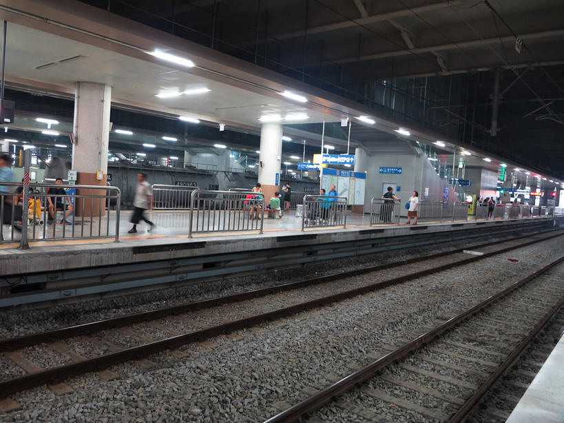 东方人,火车站,站,横图,室内,白天,正面,度假,美景,城市风光,城市,路,铁路,车站,照明,首尔,汉城,韩国,亚洲,一排,许多,行人,游客,游人,阴影,服装,整齐,并列,并排,光线,影子,墙,景观,灯光,轨道,站台,交通,铁轨,首都,很多,许多人,注视,休闲装,黄种人,娱乐,月台,路人,旅客,墙壁,墙面,灯,排列,衣服,灯具,观察,看,站着,一群人,享受,休闲,休闲服,景色,放松,运输,服饰,观看,照亮,察看,照明设备,队列,关注,平行,东亚,荧光灯,大韩民国,首尔市,首尔特别市,特别市,过客,男人,男性,年轻男性,年轻女性,女人,女性,亚洲人,站立,彩图,全身,铁路车站,铁路站,shslj1,清凉里