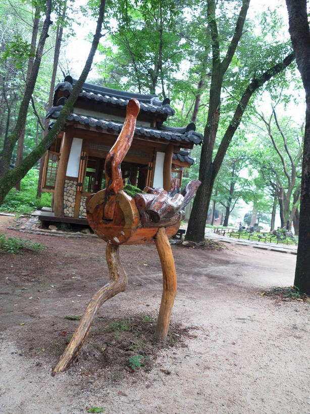 无人,竖图,室外,白天,正面,旅游,度假,草地,草坪,美景,树林,植物,建筑,木雕,雕塑,春川,南怡岛,韩国,亚洲,艺术,装饰,木制,雕刻,雕像,瓦片,景观,枝条,瓦,娱乐,草,树,树木,树枝,绿色,天空,自然,木制品,工艺品,天,享受,休闲,景色,放松,建造,生长,成长,纪念,美术,自然风光,主题,陈列,东亚,屋瓦,功能,美学,大韩民国,江原道,春川市,虬枝,枝杈,彩图,道,shslj1
