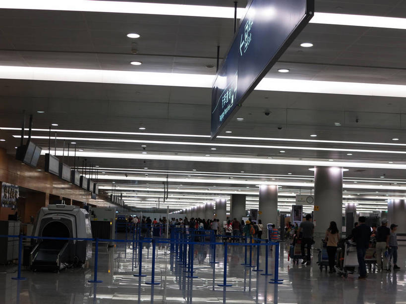 东方人,机场,栏杆,站,走,推,横图,室内,白天,旅游,度假,标志建筑,地标,飞机场,建筑,帽子,照明,上海,中国,亚洲,一排,许多,行人,游客,游人,阴影,服装,整齐,并列,并排,光线,包,拉杆箱,旅行箱,影子,围栏,灯光,很多,许多人,旅行包,注视,休闲装,黄种人,娱乐,建设,运动帽,浦东,护栏,顶灯,路人,旅客,浦东国际机场,浦东机场,车,灯,排列,背面,衣服,背包,手推车,行李箱,箱子,灯具,交通工具,观察,看,站着,一群人,享受,休闲,休闲服,鸭舌帽,旅游胜地,放松,服饰,行李车,观看,出差,照亮,申,察看,照明设备,队列,关注,载具,平行,浦东新区,东亚,上海市,中华人民共和国,沪,华东地区,旅游包,过客,男人,男性,年轻男性,年轻女性,女人,女性,亚洲人,航空站,空港,步行,散步,站立,走路,半身,彩图,旅行,上海浦东国际机场,机场行李车,双肩包,shslj1