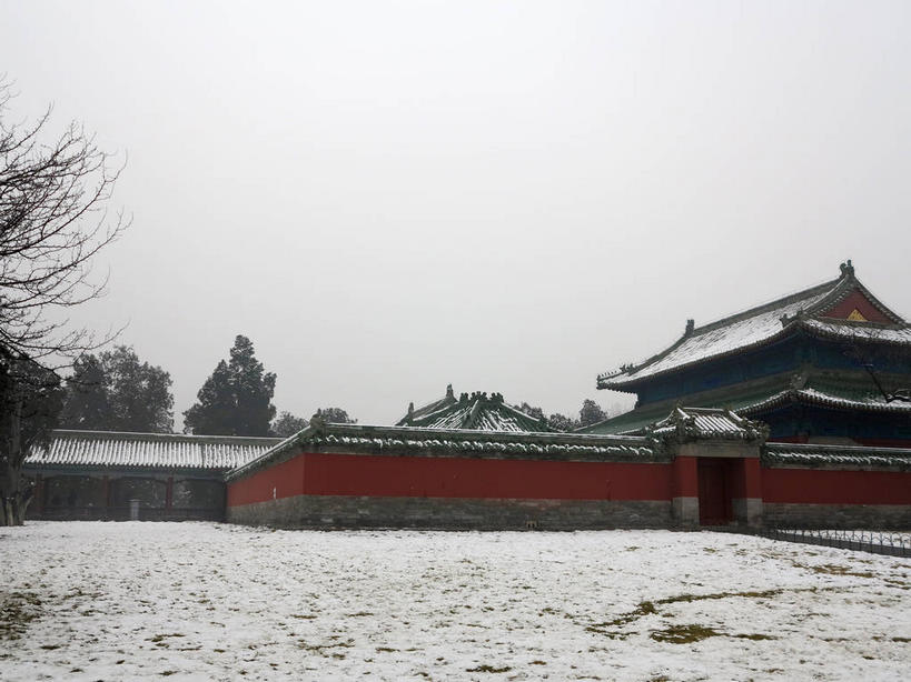 无人,天坛,宫殿,栏杆,横图,室外,白天,正面,旅游,度假,名胜古迹,雪,植物,雾,大雪,标志建筑,道路,地标,建筑,路,北京,中国,亚洲,节日,朦胧,模糊,遗迹,瓦片,墙,屋檐,积雪,乌云,雪景,云,阴天,云朵,冬季,冬天,围栏,小路,交通,首都,云彩,古迹,文化,文物,娱乐,建设,古建筑,护栏,檐,墙壁,墙面,树,树木,红色,绿色,天空,自然,天,祈祷,祈福,享受,休闲,健康,旅游胜地,放松,寒冷,许愿,宗教,信仰,生长,成长,纪念,祈求,迷雾,宫廷,昏暗,阴沉,祭天,古文明,东亚,中华人民共和国,东城区,北京市,京,北平,华北地区,天坛公园,严寒,王宫,北京天坛,平安,大雾,彩图,皇宫,永定门内大街,飞檐,东城,shslj1
