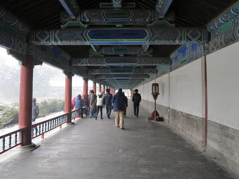 东方人,天坛,栏杆,走,横图,室外,白天,正面,旅游,度假,绘画,名胜古迹,天花板,标志建筑,地标,建筑,照明,北京,中国,亚洲,行人,服装,节日,遗迹,艺术,装饰,纹路,灯笼,纹理,柱子,墙,围栏,走道,走廊,过道,地面,首都,许多人,休闲装,黄种人,古迹,文化,文物,娱乐,建设,古建筑,护栏,路人,壁画,墙壁,墙面,衣服,红色,蓝色,绿色,灯具,祈祷,祈福,一群人,享受,休闲,健康,休闲服,旅游胜地,放松,许愿,宗教,服饰,信仰,纪念,华丽,修饰,祈求,照亮,点缀,照明设备,祭天,古文明,东亚,肌理,中华人民共和国,东城区,北京市,京,北平,华北地区,天坛公园,衬托,美观,雅致,雅观,北京天坛,过客,平安,男人,男性,年轻男性,年轻女性,女人,女性,亚洲人,步行,画画,散步,走路,彩图,全身,永定门内大街,东城,shslj1
