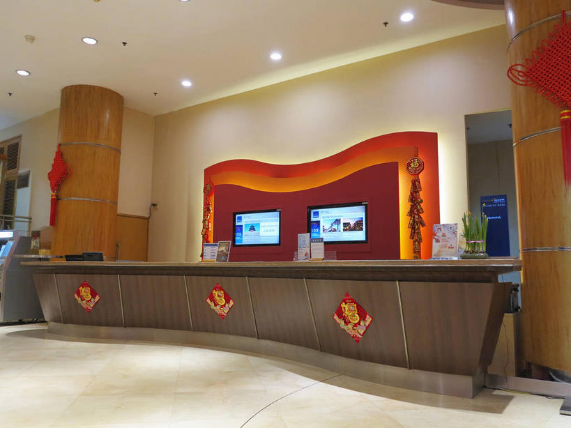 无人,前台,宾馆,横图,室内,白天,正面,幸福,显示器,桌子,酒店,电视,照明,北京,中国,亚洲,吊挂,悬挂,环保,艺术,装饰,壁灯,屏幕,手工艺品,办公桌,墙,灯光,地面,首都,挂,文化,显示屏,墙壁,墙面,灯,绿色,福字,工艺品,中国结,灯具,液晶电视,服务台,清晰,轻薄,能源,酒家,华丽,修饰,旅社,照亮,回收,点缀,资源,高雅,照明设备,中国文化,彩电,饰物,利用,祝愿,便携,低碳,输出设备,东亚,循环,中华人民共和国,东城区,北京市,京,北平,华北地区,自信心,品位,衬托,美观,雅致,雅观,彩色电视机,福,持续,福气,电视机,彩图,客店,客栈,旅店,旅馆,福运,春节贴,福字帖,帮助台,呼叫台,商旅,高清,传统文化,东城,shslj1,北京新侨饭店,崇文门西大街