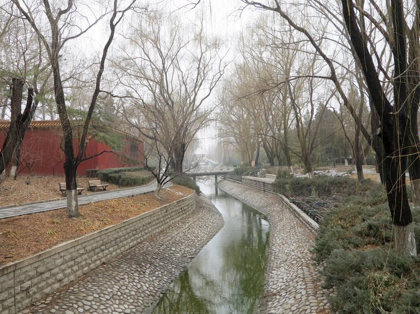 无人,家,横图,室外,白天,正面,度假,河流,美景,树林,水,植物,雾,城市风光,城市,北京,中国,亚洲,枯萎,朦胧,模糊,曲折,弯曲,房屋,屋子,河水,景观,水流,乌云,云,阴天,云朵,枯草,首都,云彩,娱乐,楼房,住宅,草,树,树木,黄色,绿色,倒影,天空,自然,天,享受,休闲,景色,放松,蜿蜒,生长,成长,迷雾,倒映,昏暗,阴沉,东亚,中华人民共和国,东城区,北京市,京,北平,华北地区,反照,大雾,彩图,房子,南池子大街,南池子,东城,shslj1