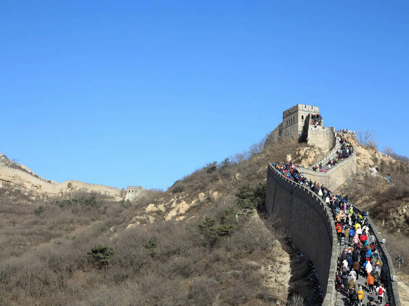 东方人,走,横图,室外,白天,仰视,旅游,度假,名胜古迹,山,山脉,植物,标志建筑,地标,建筑,北京,长城,中国,亚洲,行人,游客,游人,阴影 ...