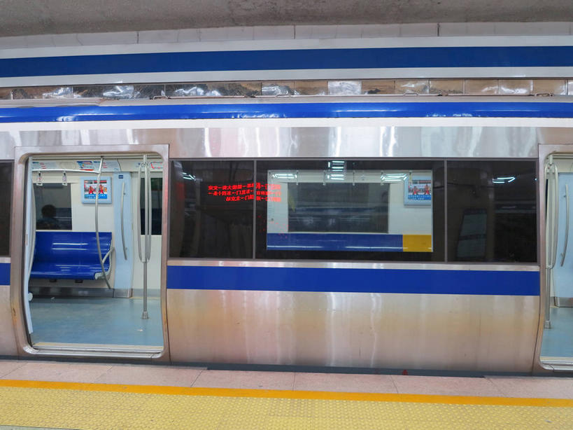 无人,栏杆,横图,室内,白天,正面,度假,美景,窗户,城市风光,城市,地铁,车站,一辆,景观,地铁站,围栏,站台,轨道交通,娱乐,护栏,座椅,月台,玻璃窗,蓝色,倒影,车窗,享受,休闲,景色,放松,倒映,反照,彩图,地铁机动车,地下铁,轻轨,shslj1