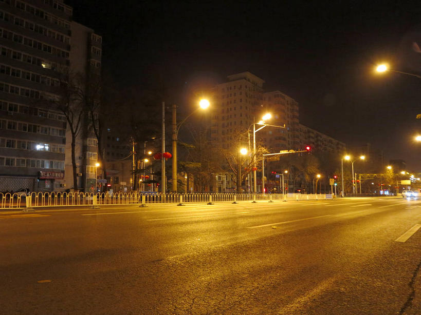 无人,家,栏杆,横图,室外,夜晚,仰视,度假,安全,美景,植物,窗户,城市风光,城市,道路,路,路灯,公路,照明,北京,中国,亚洲,房屋,墙,屋子,景观,公寓,围栏,灯光,分界线,停车线,信号灯,交通,首都,娱乐,洋房,护栏,楼房,玻璃窗,墙壁,墙面,住宅,灯,树,树木,绿色,天空,自然,天,享受,休闲,景色,放松,警示,生长,成长,车行道,车行道分界线,照亮,照明设备,提示,标线,流通,东亚,车行线,交通信号灯,中华人民共和国,东城区,北京市,京,北平,华北地区,马路,彩图,低角度拍摄,房子,东城,shslj1,崇文门西大街