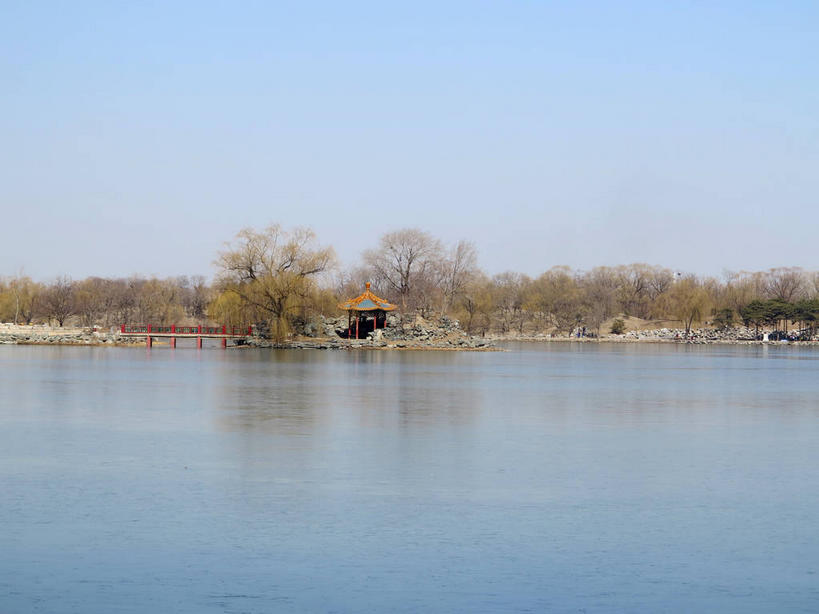 无人,公园,横图,室外,白天,正面,旅游,度假,湖,湖泊,名胜古迹,树林,水,植物,标志建筑,地标,建筑,桥梁,北京,圆明园,中国,亚洲,阴影,遗迹,光线,影子,湖面,水流,水面,桥,首都,古迹,文物,娱乐,建设,古建筑,石桥,树,树木,蓝色,绿色,倒影,蓝天,天空,阳光,自然,湖水,天,享受,休闲,旅游胜地,放松,生长,晴朗,成长,人行桥,倒映,古文明,东亚,海淀区,万里无云,中华人民共和国,北京市,京,北平,华北地区,反照,晴空,晴空万里,彩图,圆明园遗址,圆明园遗址公园,shslj1,天心水面