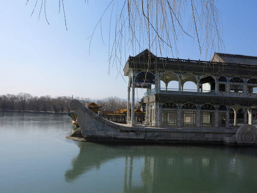 无人,颐和园,宫殿,栏杆,横图,室外,白天,仰视,旅游,度假,湖,湖泊,名胜古迹,水,标志建筑,地标,建筑,北京,中国,亚洲,一排,许多,阴影,遗迹,整齐,光线,影子,柱子,墙,屋顶,湖面,水流,水面,围栏,首都,很多,顶棚,古迹,文物,娱乐,建设,古建筑,护栏,墙壁,墙面,排列,蓝色,倒影,蓝天,天空,阳光,湖水,天,享受,休闲,旅游胜地,放松,晴朗,倒映,宫廷,权利,队列,古文明,东亚,海淀区,清晏舫,昆明湖,万里无云,中华人民共和国,北京市,京,北平,华北地区,皇家园林,王宫,反照,清漪园,晴空,晴空万里,彩图,低角度拍摄,皇宫,shslj1