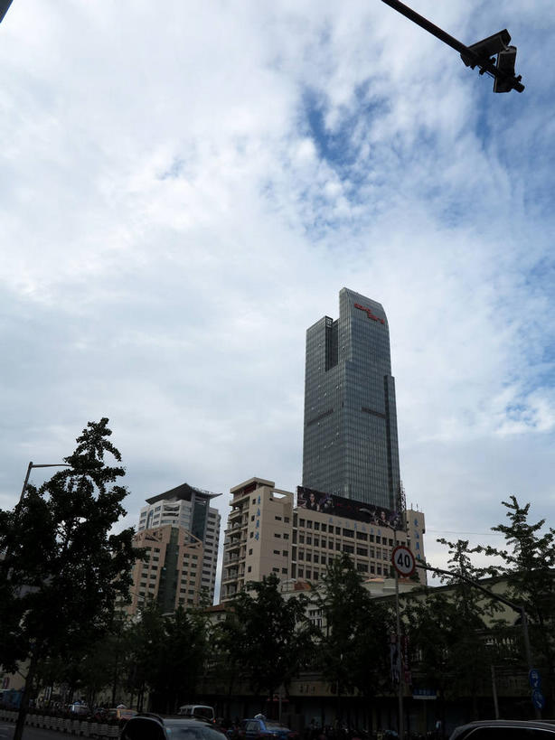 无人,高楼大厦,竖图,室外,白天,正面,度假,美景,植物,窗户,城市风光,城市,大厦,建筑,摩天大楼,上海,中国,亚洲,阴影,光线,影子,墙,景观,云,云朵,云彩,娱乐,玻璃窗,墙壁,墙面,树,树木,蓝色,绿色,白云,蓝天,天空,阳光,自然,天,享受,休闲,景色,放松,生长,晴朗,成长,申,东亚,静安区,上海市,中华人民共和国,沪,华东地区,晴空,彩图,大楼,高层建筑,高楼,摩天楼,shslj1,常德路