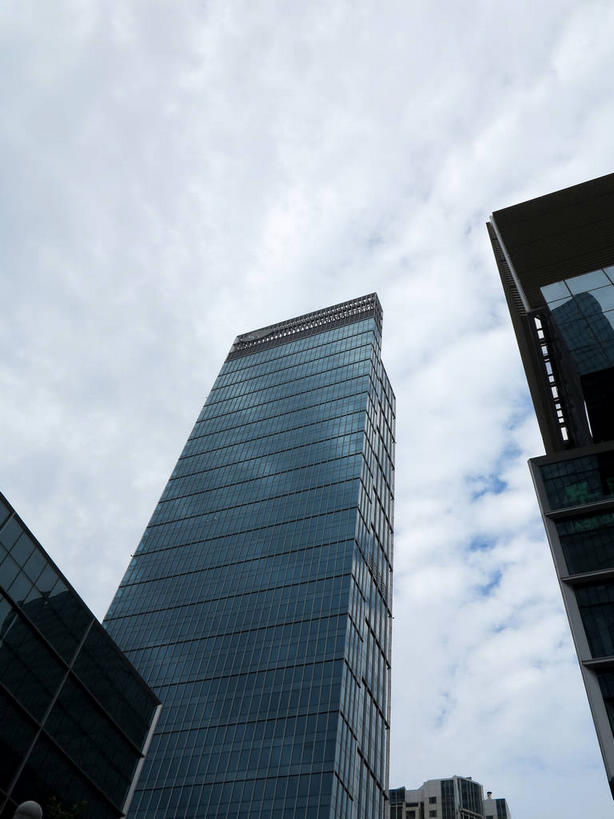 无人,竖图,室外,白天,仰视,旅游,度假,窗户,落地窗,标志建筑,地标,建筑,上海,中国,亚洲,一排,许多,阴影,整齐,并列,并排,光线,英文,标志,文字,影子,字符,字母,云,云朵,很多,云彩,娱乐,标识,建设,玻璃窗,排列,蓝色,白云,倒影,蓝天,天空,阳光,南京路,天,享受,休闲,旅游胜地,放松,晴朗,英文字母,申,倒映,队列,平行,玻璃幕墙,东亚,静安区,上海市,中华人民共和国,沪,华东地区,反照,晴空,彩图,低角度拍摄,嘉里中心,上海嘉里中心,shslj1