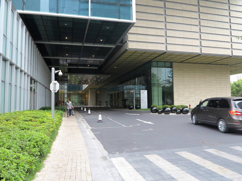 无人,高楼大厦,横图,室外,白天,正面,度假,美景,植物,窗户,城市风光,城市,大厦,道路,建筑,路,路灯,摩天大楼,人行横道,公路,汽车,照明,上海,中国,亚洲,枯萎,墙,景观,人行道,灯光,分界线,枯草,停车线,交通,方向,娱乐,建设,玻璃窗,箭头,墙壁,墙面,车,灯,草,黄色,白色,交通工具,轿车,南京路,享受,休闲,景色,放松,车行道,车行道分界线,照亮,申,指向,照明设备,载具,标线,人行横道线,东亚,车行线,静安区,上海市,中华人民共和国,沪,华东地区,簇,斑马线,马路,彩图,大楼,高层建筑,高楼,摩天楼,嘉里中心,上海嘉里中心,shslj1