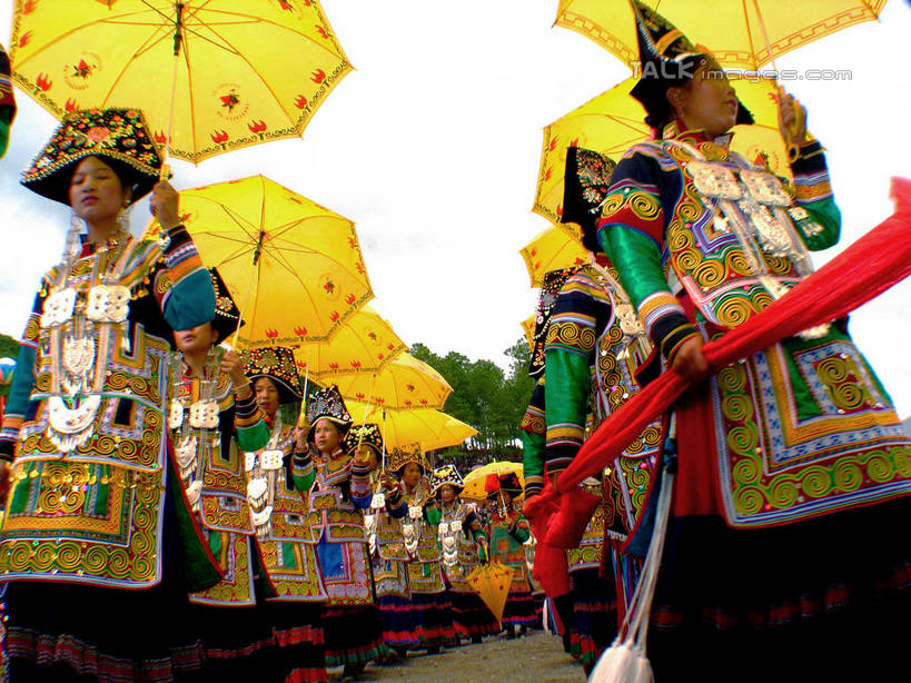 东方人,走,横图,室外,白天,仰视,民族服装,中国,亚洲,一排,握,服装,节日,庆祝,整齐,并列,并排,伞,雨伞,遮阳伞,许多人,拿,拿着,注视,黄种人,文化,阳伞,火把节,排列,衣服,黄色,观察,看,一群人,庆典,握着,服饰,四川省,观看,纪念,察看,太阳伞,衣着,穿着,队列,关注,平行,东亚,凉山彝族自治州,四川,凉山,中华人民共和国,西南地区,川,凉山州,衣饰,年轻女性,女人,女性,亚洲人,步行,散步,走路,半身,彩图,低角度拍摄,传统服装,民俗服,凉山火把节,shtjw1