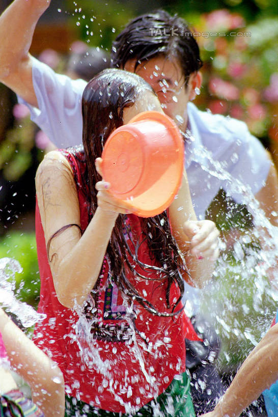 东方人,伙伴,朋友,站,举,竖图,室外,白天,正面,友谊,水,植物,泼水节,亚洲,握,阴影,飞溅,服装,节日,朦胧,模糊,庆祝,溅,光线,液体,影子,塑料,水滴,许多人,拿,拿着,休闲装,黄种人,文化,水珠,树,树木,衣服,绿色,阳光,自然,容器,塑料制品,脸盆,托,站着,一群人,庆典,休闲,休闲服,握着,服饰,生长,成长,纪念,储藏,储存,喷洒,友情,男人,男性,年轻男性,年轻女性,女人,女性,亚洲人,举起,举手,举着,向上举,向上伸,向上托,站立,半身,彩图,宋干节,贮存,shtjw1