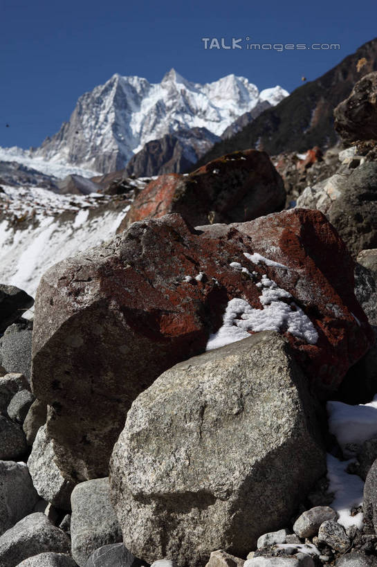 无人,竖图,室外,白天,仰视,旅游,度假,石头,美景,森林,山,树林,雪,雪山,植物,大雪,贡嘎山,中国,亚洲,阴影,光线,石子,影子,冰,积雪,景观,山顶,山峰,雪景,冬季,冬天,山峦,娱乐,树,树木,蓝色,绿色,蓝天,天空,阳光,自然,天,享受,休闲,景色,放松,寒冷,四川省,生长,晴朗,成长,冰冷,自然风光,东亚,沉积岩,四川,甘孜藏族自治州,万里无云,中华人民共和国,西南地区,严寒,川,甘孜,甘孜州,冰凉,酷寒,凛冽,凛凛,极冷,保护区,颠峰,极峰,自然保护区,贡嘎山风景区,贡嘎山国家级自然保护区,贡嘎山自然保护区,水成岩,石块,岩石,晴空,晴空万里,彩图,低角度拍摄,shtjw1