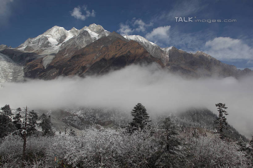 无人,横图,室外,白天,正面,旅游,度假,石头,美景,森林,山,树林,雪,雪山,植物,雾,大雪,贡嘎山,中国,亚洲,阴影,朦胧,模糊,光线,石子,影子,冰,积雪,景观,山顶,山峰,雪景,云,云朵,冬季,冬天,山峦,云彩,娱乐,树,树木,蓝色,绿色,白云,蓝天,天空,阳光,自然,天,享受,休闲,景色,放松,寒冷,四川省,生长,晴朗,成长,迷雾,冰冷,自然风光,东亚,沉积岩,四川,甘孜藏族自治州,中华人民共和国,西南地区,严寒,川,甘孜,甘孜州,冰凉,酷寒,凛冽,凛凛,极冷,保护区,颠峰,极峰,自然保护区,贡嘎山风景区,贡嘎山国家级自然保护区,贡嘎山自然保护区,水成岩,石块,岩石,大雾,晴空,彩图,shtjw1
