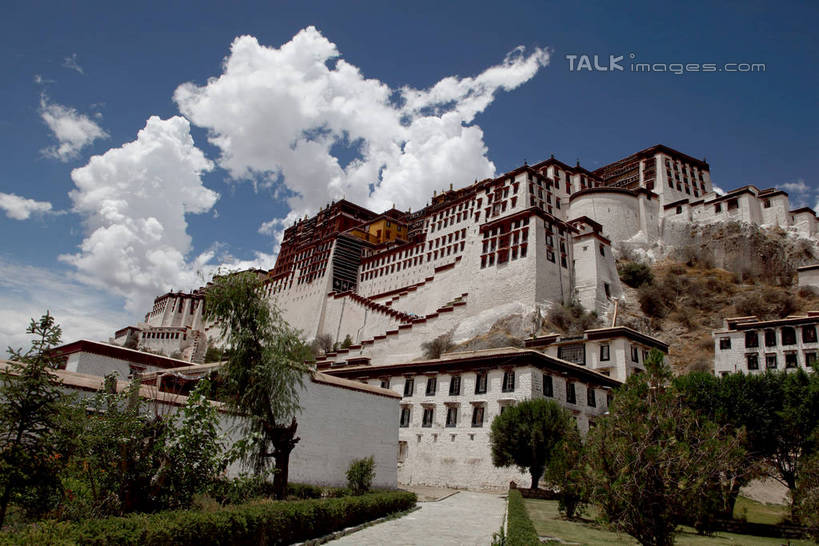 无人,宫殿,横图,室外,白天,仰视,旅游,度假,草地,草坪,名胜古迹,植物,标志建筑,地标,建筑,布达拉宫,中国,亚洲,阴影,节日,遗迹,光线,影子,云,云朵,建筑群,云彩,古迹,文化,文物,娱乐,建设,古建筑,拉萨,西藏,草,树,树木,蓝色,绿色,白云,蓝天,天空,阳光,自然,天,祈祷,享受,休闲,健康,旅游胜地,放松,许愿,宗教,佛教,信仰,生长,晴朗,成长,纪念,祈求,藏,古文明,东亚,西藏自治区,首府,中华人民共和国,西南地区,拉萨市,释教,第二普陀山,平安,晴空,彩图,低角度拍摄,shtjw1