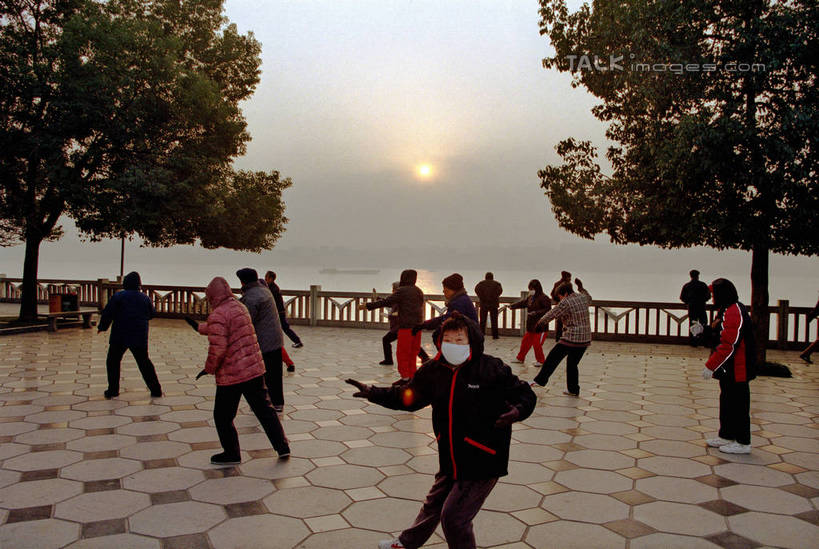 东方人,站,横图,室外,白天,正面,锻炼,运动,日出,河流,树林,水,太阳,植物,中国,亚洲,阴影,波纹,服装,分离,光线,影子,河水,水流,朝霞,晨曦,黎明,涟漪,许多人,过滤,分开,注视,休闲装,黄种人,浙江,树,树木,浙江省,衣服,绿色,倒影,水纹,阳光,自然,口罩,波浪,观察,看,站着,一群人,休闲,休闲服,隔断,遮掩,服饰,生长,成长,观看,隔离,察看,卫生,倒映,掩盖,遮挡,关注,净化,间隔,预防,东亚,遮盖,防尘,中华人民共和国,华东地区,水晕,浙,掩饰,断绝,隔开,屏蔽,屏绝,远离,中断,阻遏,阻隔,反照,体育,老年男性,老年女性,男人,男性,女人,女性,亚洲人,朝阳,站立,半身,彩图,健身,卯时,破晓,日始,shtjw1