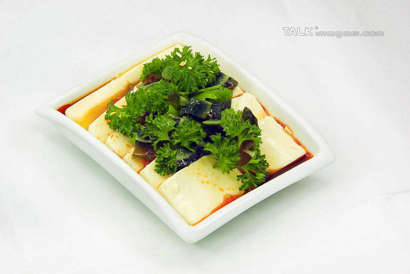 豆腐,无人,横图,俯视,室内,特写,白天,烹饪,中餐,蔬菜,餐具,阴影,灰色背景,新鲜,反射,碟子,盘,影子,香菜,蛋,鸡蛋,料理,食品,皮蛋,菜肴,美食,食物,盘子,碟,中式,摄影,佳肴,有机食品,绿色食品,影棚,豆制品,胡菜,香荽,原荽,园荽,芫荽,草鸡蛋,卵,胡荽,莞荽,芫茜,芫蓿,莚葛草,莚荽菜,松花蛋,变蛋,彩图,高角度拍摄,影棚拍摄,拍摄,本鸡蛋,笨鸡蛋,柴鸡蛋,山鸡蛋,土鸡蛋,shwf1