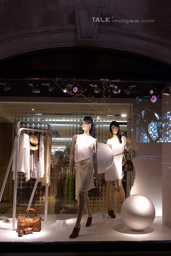无人,商店,竖图,室内,夜晚,正面,裙子,购物,度假,消费,美景,窗户,落地窗,城市风光,超市,城市,橱窗,上海,中国,亚洲,阴影,连衣裙,光线,包,皮包,人造模特,影子,景观,灯光,娱乐,玻璃窗,南京西路,享受,休闲,景色,放松,金融,百货,道具,单肩包,申,服装店,选购,贸易,百货公司,东亚,服装模特,服饰店,模特道具,玻璃橱窗,静安区,上海市,时装道具,展示道具,服装模特道具,陈列道具,中华人民共和国,沪,华东地区,血拼,彩图,购物商场,购物中心,商业中心,shwf1