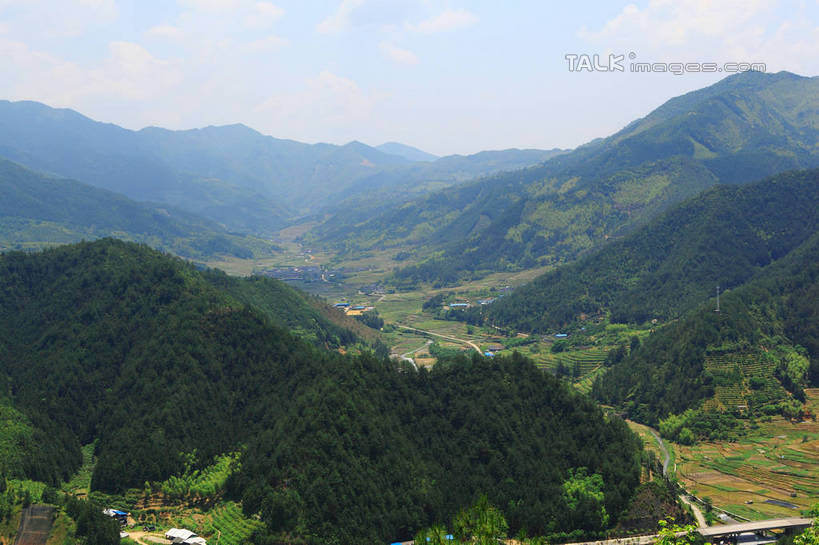 无人,横图,俯视,航拍,室外,白天,旅游,度假,美景,山,山脉,树林,植物,道路,路,公路,中国,亚洲,阴影,光线,影子,景观,山峰,云,云朵,交通,山峦,云彩,娱乐,浙江,树,树木,浙江省,蓝色,绿色,白云,蓝天,天空,阳光,自然,群山,天,享受,休闲,景色,放松,生长,晴朗,成长,鸟瞰,自然风光,东亚,中华人民共和国,华东地区,浙,丽水,丽水市,庆元,庆元县,晴空,马路,彩图,高角度拍摄,shwf1