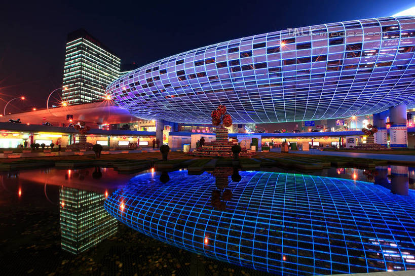 西方人,高楼大厦,站,走,横图,室外,夜晚,正面,度假,美景,城市风光,标志建筑,城市,大厦,地标,建筑,摩天大楼,夜景,上海,欧洲,中国,欧洲人,亚洲,行人,游客,游人,阴影,服装,光线,影子,池塘,景观,水池,建筑群,灯光,许多人,注视,休闲装,娱乐,建设,路人,旅客,衣服,蓝色,倒影,蓝天,天空,天,观察,看,站着,一群人,享受,休闲,休闲服,景色,放松,服饰,观看,申,察看,倒映,关注,杨浦区,东亚,上海市,五角场,中华人民共和国,沪,华东地区,反照,过客,男人,男性,年轻男性,年轻女性,女人,女性,白种人,步行,散步,站立,走路,半身,彩图,大楼,高层建筑,高楼,摩天楼,shwf1