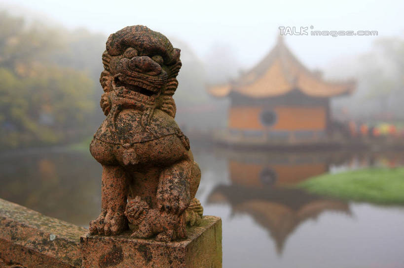 无人,寺庙,横图,室外,特写,白天,正面,旅游,度假,河流,名胜古迹,水,雾,标志建筑,地标,建筑,哺乳动物,野生动物,狮子,雕塑,中国,亚洲,节日,辟邪,朦胧,模糊,遗迹,艺术,装饰,雕刻,雕像,河水,水流,古迹,文化,文物,娱乐,建设,古建筑,浙江,石雕,浙江省,天空,动物,工艺品,庙宇,石狮,天,祈祷,享受,休闲,健康,旅游胜地,放松,许愿,宗教,佛教,信仰,纪念,祈求,美术,迷雾,主题,凶猛,陈列,古文明,东亚,普陀区,普济寺,中华人民共和国,华东地区,浙,功能,美学,驱邪,祛邪,避邪,舟山,舟山市,守护神,释教,残暴,平安,凶残,大雾,彩图,庙,寺,普济禅院,shwf1
