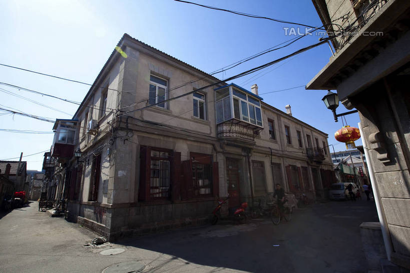 无人,家,横图,室外,白天,仰视,旅游,度假,名胜古迹,窗户,标志建筑,道路,地标,建筑,路,汽车,中国,亚洲,停靠,阴影,遗迹,电力,光线,电线,线,影子,房屋,墙,屋子,小路,电能,交通,线路,古迹,文物,娱乐,建设,古建筑,山东,烟台,楼房,玻璃窗,墙壁,墙面,住宅,车,蓝色,蓝天,天空,阳光,交通工具,轿车,天,享受,休闲,旅游胜地,放松,晴朗,电,烟台山,电源,电源线,停泊,载具,能量,古文明,东亚,山东省,万里无云,中华人民共和国,华东地区,鲁,烟台市,晴空,晴空万里,彩图,低角度拍摄,房子,shwf1