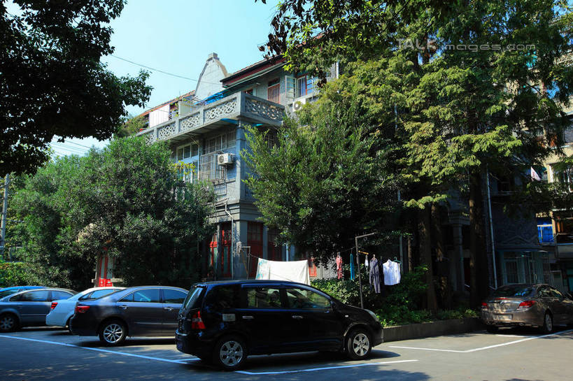 无人,图书馆,家,横图,室外,白天,正面,旅游,度假,名胜古迹,植物,标志建筑,道路,地标,建筑,路,汽车,上海,中国,亚洲,停靠,阴影,遗迹,光线,影子,房屋,屋子,小路,交通,古迹,文物,娱乐,建设,古建筑,楼房,住宅,车,树,树木,蓝色,绿色,蓝天,天空,阳光,自然,交通工具,轿车,天,享受,休闲,旅游胜地,放松,生长,晴朗,成长,申,停泊,载具,古文明,东亚,浏览室,静安区,长宁区,上海市,万里无云,中华人民共和国,沪,华东地区,晴空,晴空万里,彩图,房子,书库,图书库,阅览室,shwf1,愚园路