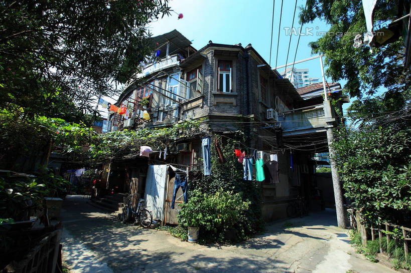 无人,家,露台,横图,室外,白天,仰视,度假,草地,草坪,美景,树林,植物,楼梯,阳台,城市风光,城市,道路,路,衣架,上海,中国,亚洲,阴影,光线,影子,房屋,阶梯,屋子,景观,公寓,小路,床单,交通,娱乐,洋房,楼房,台阶,住宅,草,树,树木,蓝色,绿色,蓝天,天空,阳光,自然,天,享受,休闲,景色,放松,生长,晴朗,成长,申,东亚,静安区,长宁区,上海市,万里无云,中华人民共和国,沪,华东地区,挂衣架,晾衣架,晴空,晴空万里,彩图,低角度拍摄,房子,露天阳台,shwf1,愚园路