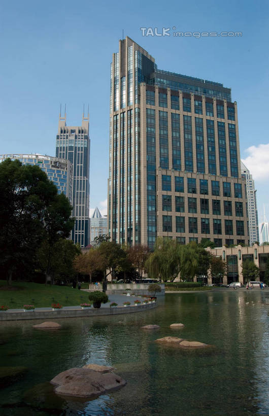 无人,公园,高楼大厦,竖图,室外,白天,正面,度假,时尚,草地,草坪,湖,湖泊,美景,水,植物,城市风光,城市,大厦,建筑,摩天大楼,上海,中国,亚洲,阴影,光线,影子,湖面,景观,水流,水面,云,云朵,建筑群,都市,云彩,娱乐,建设,草,树,树木,蓝色,绿色,白云,蓝天,天空,阳光,自然,绿地,湖水,天,享受,休闲,景色,放松,生长,成长,新天地,申,黄浦区,东亚,马当路,上海市,中华人民共和国,沪,华东地区,上海新天地,彩图,大楼,高层建筑,高楼,摩天楼,shwf1