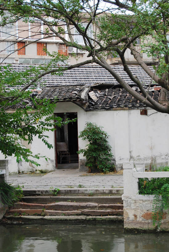 无人,家,竖图,室外,白天,正面,旅游,度假,河流,名胜古迹,水,植物,楼梯,门,标志建筑,地标,建筑,波纹,遗迹,瓦片,房屋,阶梯,墙,屋顶,屋子,河水,水流,枝条,涟漪,顶棚,瓦,古迹,文物,娱乐,建设,古建筑,楼房,墙壁,墙面,台阶,住宅,树,树木,树枝,绿色,倒影,水纹,自然,门框,波浪,享受,休闲,旅游胜地,放松,建造,生长,成长,倒映,古文明,屋瓦,水晕,反照,虬枝,枝杈,彩图,房子,shxw1