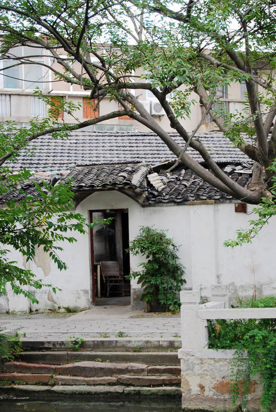 无人,家,竖图,室外,白天,正面,旅游,度假,河流,名胜古迹,水,植物,楼梯,门,标志建筑,地标,建筑,波纹,遗迹,瓦片,房屋,阶梯,墙,屋顶,屋子,河水,水流,枝条,涟漪,顶棚,瓦,古迹,文物,娱乐,建设,古建筑,楼房,墙壁,墙面,台阶,住宅,树,树木,树枝,绿色,倒影,水纹,自然,门框,波浪,享受,休闲,旅游胜地,放松,建造,生长,成长,倒映,古文明,屋瓦,水晕,反照,虬枝,枝杈,彩图,房子,shxw1