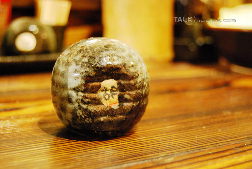 无人,餐厅,横图,室内,特写,白天,正面,餐桌,桌子,阴影,朦胧,模糊,光线,牙签,影子,陶瓷,灯光,调料,陶瓷制品,调味品,调味料,容器,碗,餐台,储藏,储存,剔牙棒,彩图,餐馆,饭店,饭馆,贮存,shxw1